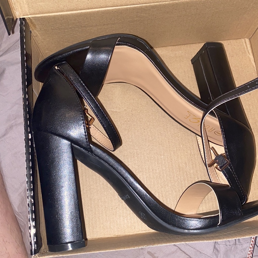 Women shoes - Picture 2 of 4